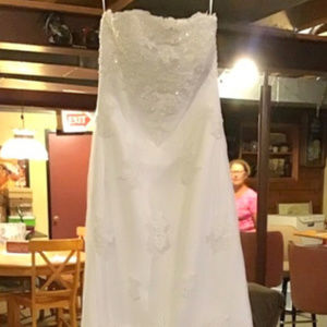 Make Offer … DAVID’S BRIDAL  strapless wedding gown sz 8  White